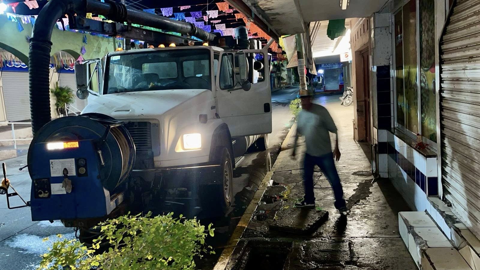 OROMAPAS Tecuala realiza limpieza de pozos de visita y registros en el área del mercado municipal
