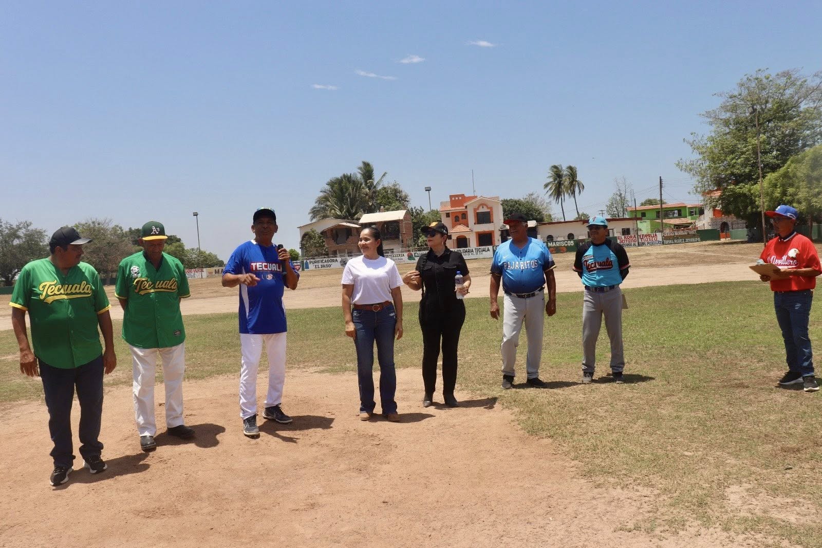 Recibe la alcaldesa Nora Lilia Burgara Alarcón a los equipos de béisbol club veteranos y gallitos de Los Ángeles