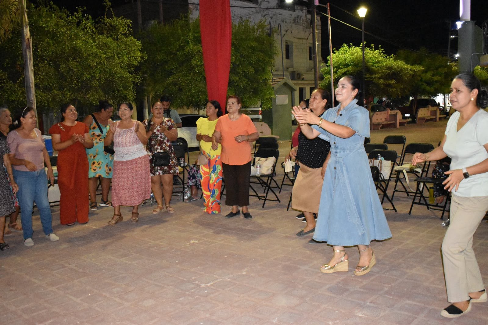 Iniciaron las tardes de danzón en la plaza principal de Tecuala
