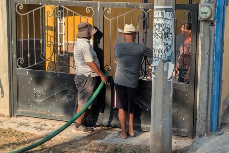Gobierno de Tecuala continúa llevando agua potable a las localidades del municipio