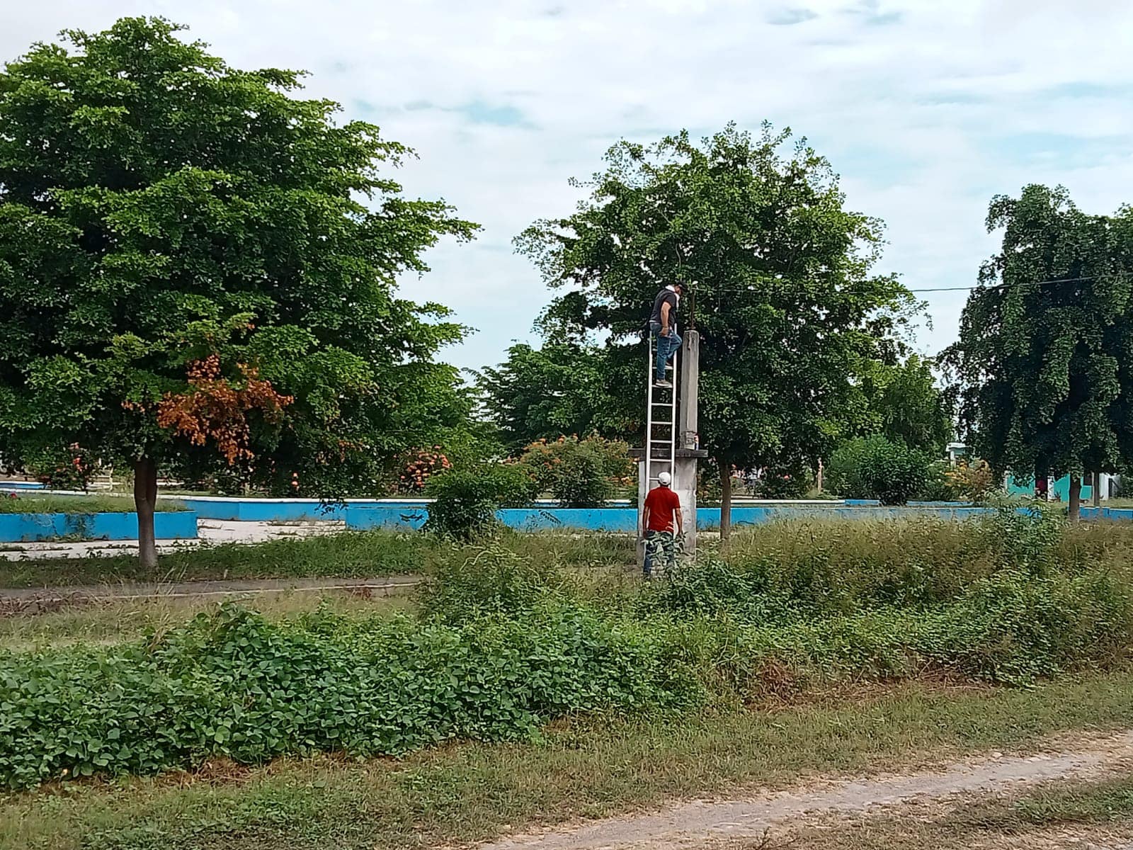 El gobierno municipal repara el alumbrado de la escuela primaria Antonio R. Laureles